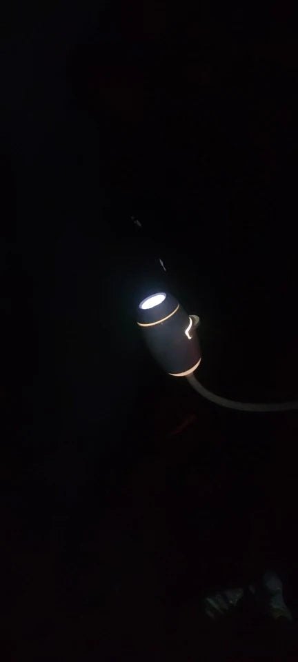 A csillagprojektor meleg éjjeli fénye sötét szobában